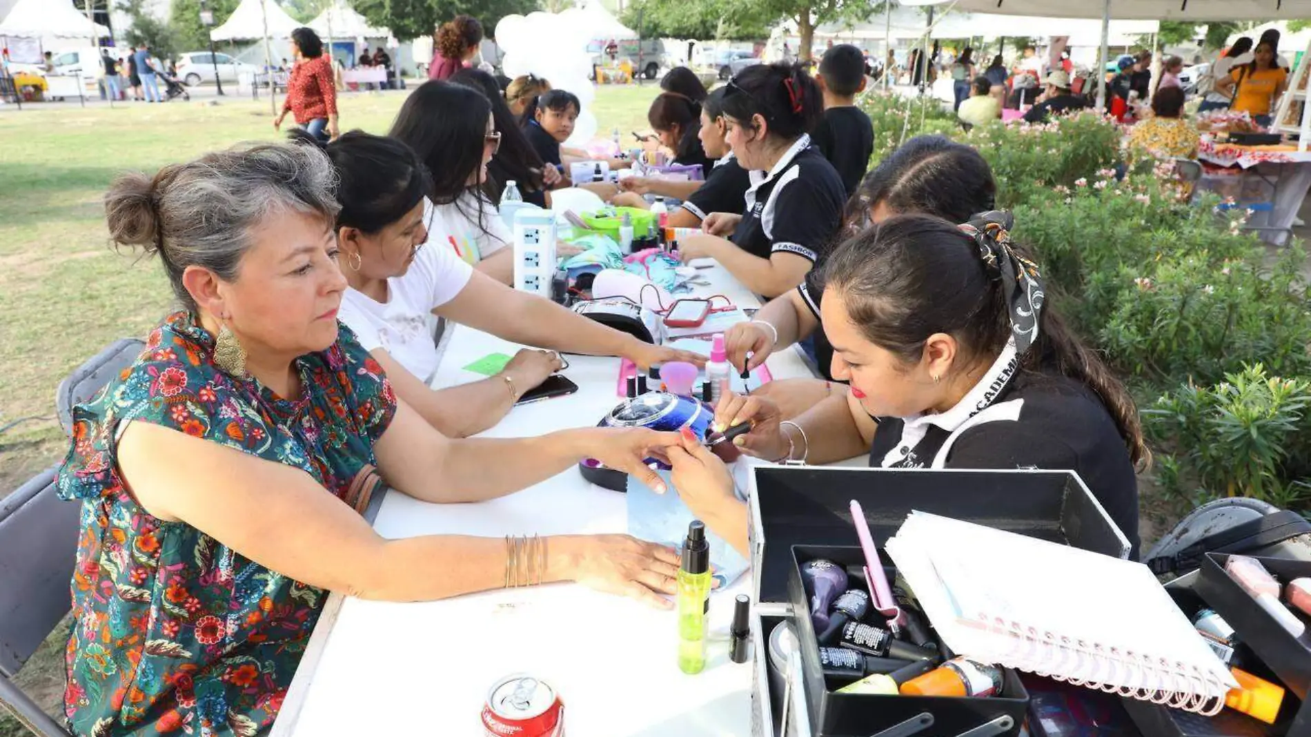 Los emprendedores ofrecen sus productos y servicios 